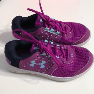 Girls 2.5 Under Armour tennis shoes